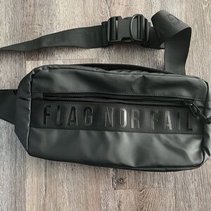MOMENTUM SLING BAG 7L- BLACK